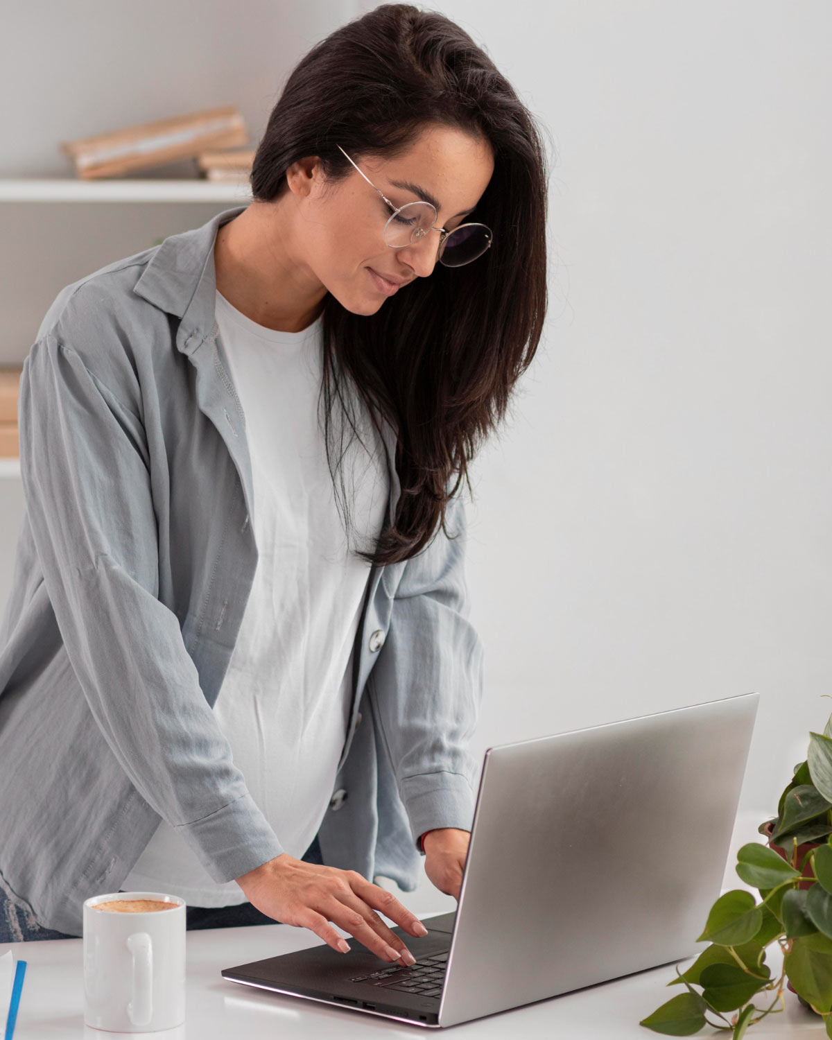 Mujer con portátil trabajando en oficina moderna trabajando en Normativas Iso Gestion Certificados para empresas de Castellón